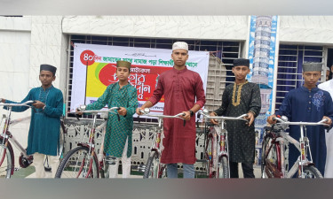 টানা ৪০ দিন নামাজ আদায় করে বাইসাইকেল পেল ৫ শিক্ষার্থী