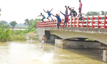 শ্রাবণের নতুন পানিতে দুরন্তপনায় মেতে ওঠে গ্রামবাংলার শিশু-কিশোররা