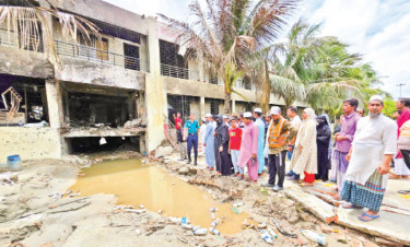 দুর্ঘটনাস্থল একনজর দেখার জন্য দূরদূরান্ত থেকে ছুটে যান অনেকে