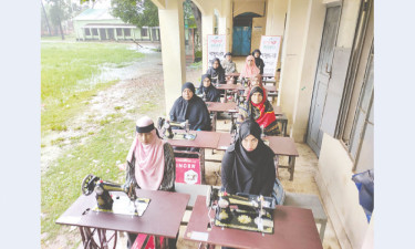 উখিয়ায় ১০ নারীকে সেলাই মেশিন