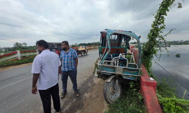 টঙ্গীতে বাসের ধাক্কায় অটোরিকশাচালক নিহত, ৩ যাত্রী আহত