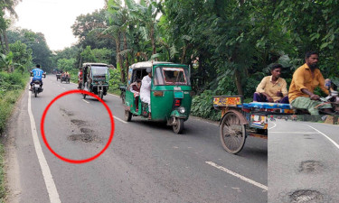 নির্মাণের বছর না পেরোতেই উঠে যাচ্ছে সড়কের কার্পেটিং