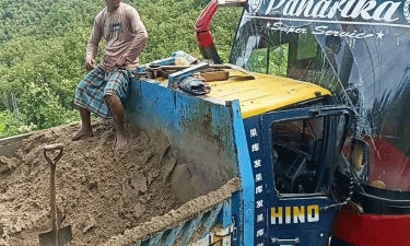 চলন্ত বাসে হঠাৎ চালকের স্ট্রোক, অতঃপর...