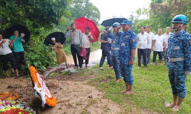 মাইলস্টোনের শিক্ষার্থী উ ক্য চিং মারমার কবরে বিমান বাহিনীর শ্রদ্ধা
