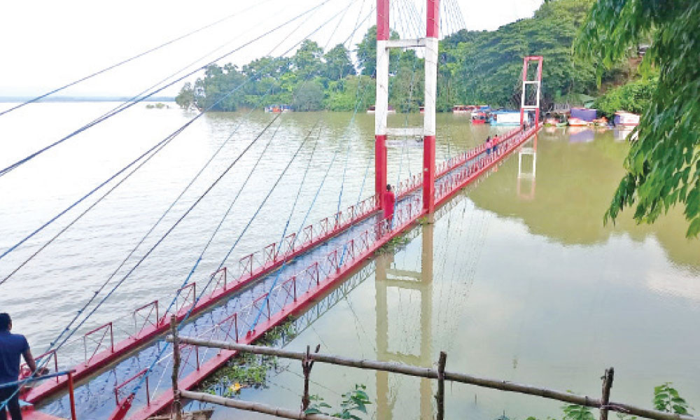 ডুবছে ঝুলন্ত সেতু চলাচলে নিষেধাজ্ঞা