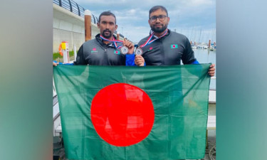 ৩৭ বছর পর ইংলিশ চ্যানেল পাড়ি দিলেন দুই বাংলাদেশি সাঁতারু