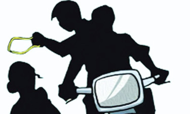 দিনদুপুরে গলায় দা ঠেকিয়ে ব্যবসায়ীর ২ লাখ টাকা ছিনতাই