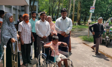 হিলিতে ৫ প্রতিবন্ধীর মুখে হাসি, চলাচলে পেল হুইলচেয়ার
