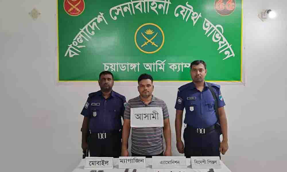 দামুড়হুদায় যৌথ বাহিনির অভিযানে অস্ত্র-গুলিসহ আটক ১