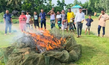 হালুয়াঘাটে ১ হাজার মিটার নিষিদ্ধ চায়না দুয়ারি জাল ধ্বংস