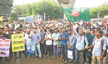 জুলাই ঘোষণাপত্র ও সনদের দাবিতে শাহবাগ  মোড় অবরোধ