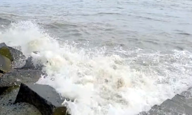 উত্তাল সমুদ্র দেখতে দেশের বিভিন্ন প্রান্ত থেকে পর্যটকদের ভিড় পতেঙ্গায়