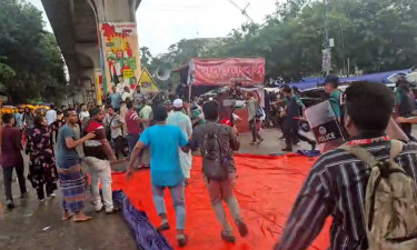 টানা ৩১ ঘণ্টা ধরে অবরুদ্ধ শাহবাগ