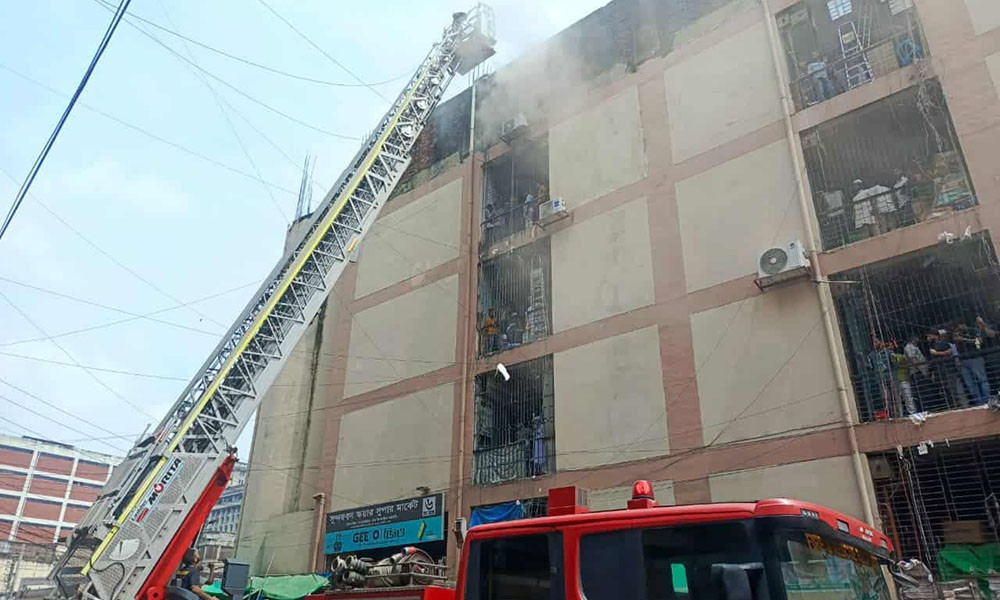 সুন্দরবন মার্কেটের চারপাশ পর্যবেক্ষণ করছে ফায়ার সার্ভিসের ড্রোন ইউনিট