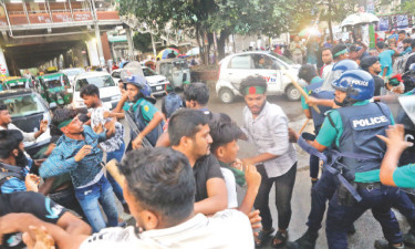 ‘জুলাই যোদ্ধা’দের দুই পক্ষের হাতাহাতি, পুলিশের লাঠিপেটা