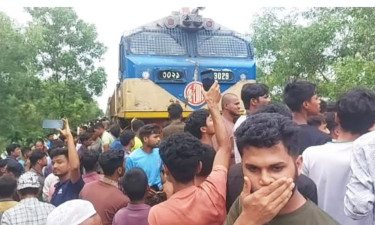 কক্সবাজারে ট্রেনের ধাক্কায় অটোরিকশার ৫ যাত্রী নিহত