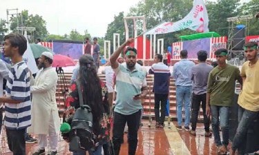 বৃষ্টির মধ্যেও শহীদ মিনারে জড়ো হচ্ছে এনসিপির নেতাকর্মীরা