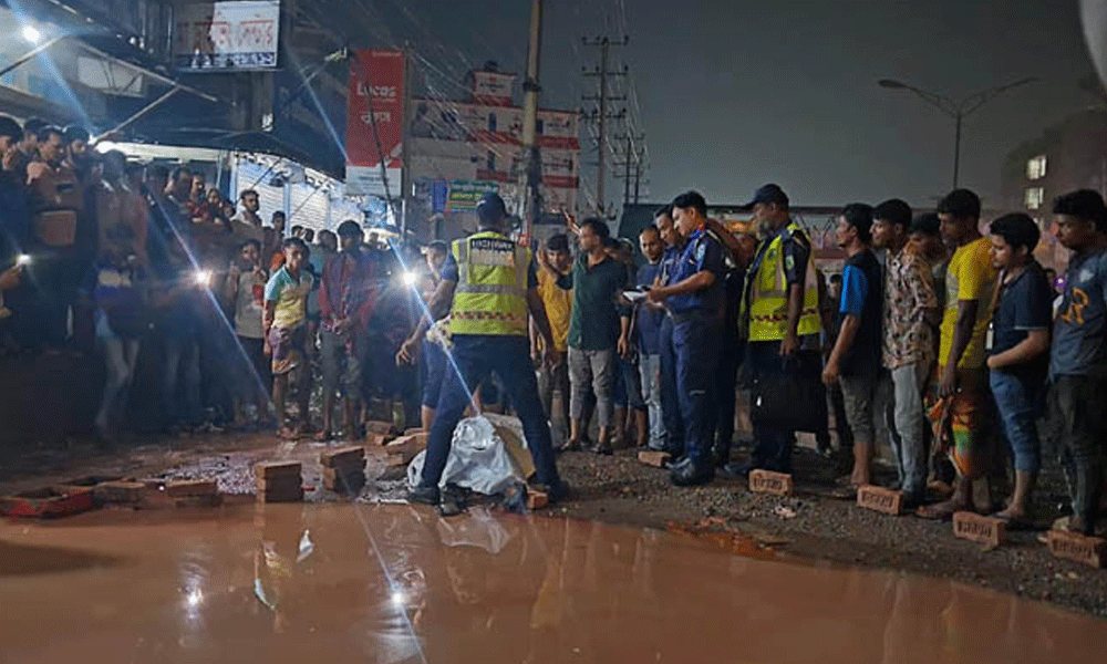 উল্টো পথে যাচ্ছিল অটোরিকশা, লরিচাপায় নারী-শিশুসহ নিহত ৩