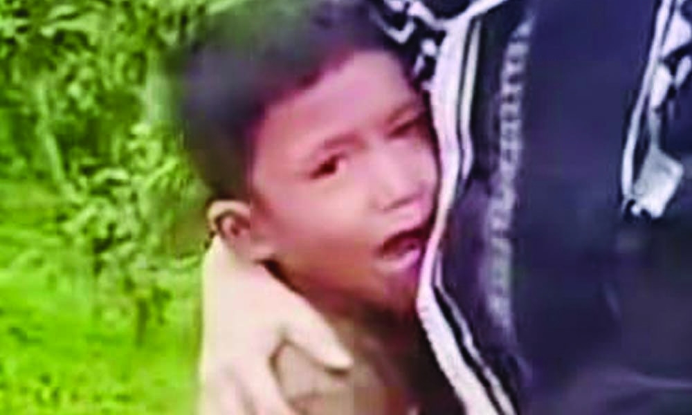 কক্সবাজারের ট্রেন দুর্ঘটনায় অলৌকিকভাবে বেঁচে ফিরল শিশু আতাউল্লাহ
