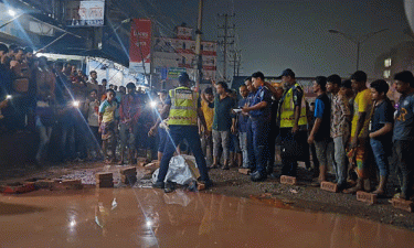 উল্টো পথে যাচ্ছিল অটোরিকশা, লরিচাপায় নারী-শিশুসহ নিহত ৩