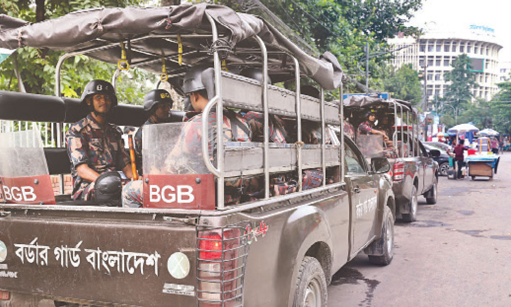 রাজপথে আইন-শৃঙ্খলা রক্ষা বাহিনীর সতর্ক অবস্থান