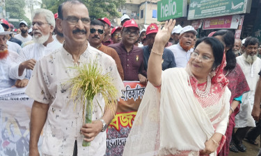 মানিকগঞ্জে বৃষ্টিতে ভিজেই আফরোজা খান রিতার বিজয় মিছিল