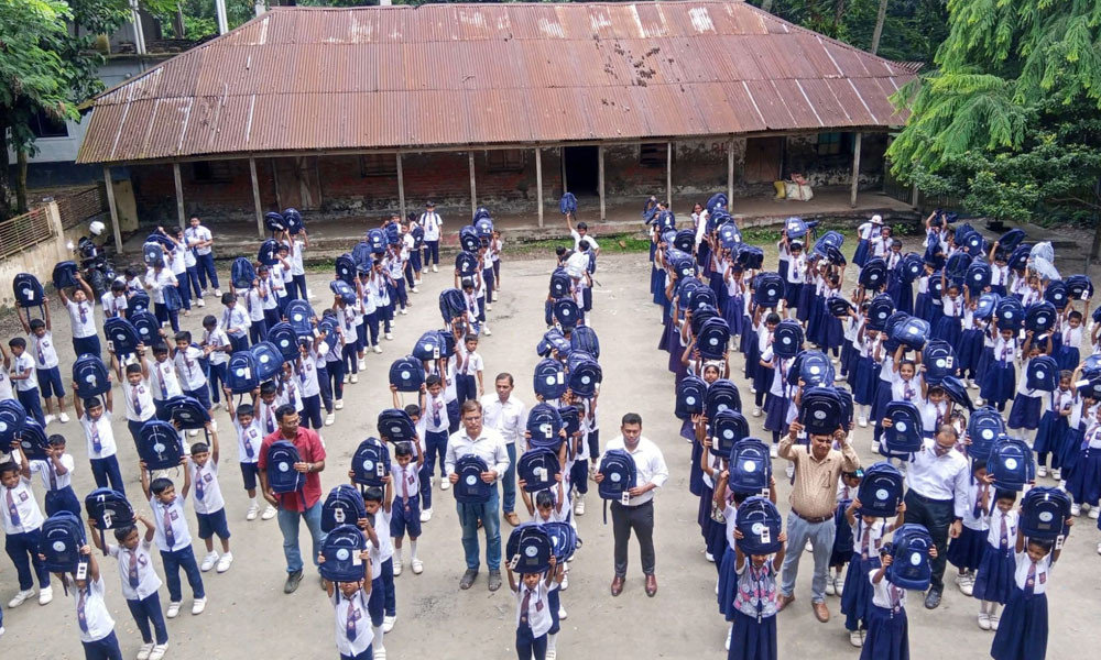কোটালীপাড়ায় নতুন স্কুলব্যাগ পেল ২৬০ শিক্ষার্থী
