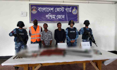 মোংলা কোস্ট গার্ডের অভিযানে অস্ত্রসহ ডাকাতদলের দুই সহযোগী আটক