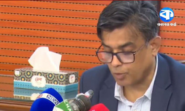 উপদেষ্টা পরিষদের বৈঠক শেষে ব্রিফ করছেন প্রেসসচিব শফিকুল আলম