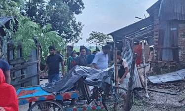 ঠাকুরগাঁওয়ে হঠাৎ ঘূর্ণিঝড়, লণ্ডভণ্ড বাড়িঘর