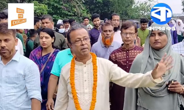 ৩৬ বছরের কর্মজীবন শেষে ফুল সজ্জিত গাড়িতে প্রধান শিক্ষকের বিদায়