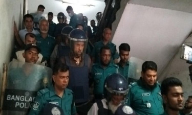চাঁদাবাজির মামলায় গ্রেপ্তার দেখানো হলো সাংবাদিক মোজাম্মেল বাবুকে