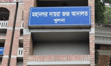 আদালত চত্বর থেকে অস্ত্রসহ যুবক আটক