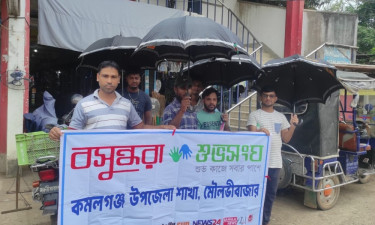 কমলগঞ্জে সংবাদপত্র হকারদের মাঝে বসুন্ধরা শুভসংঘের ছাতা বিতরণ