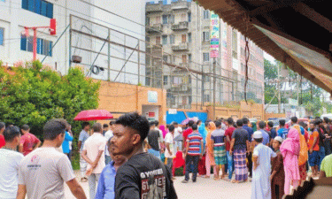 আশুলিয়ায় বকেয়া বেতনের দাবিতে পোশাক শ্রমিকদের সড়ক অবরোধ