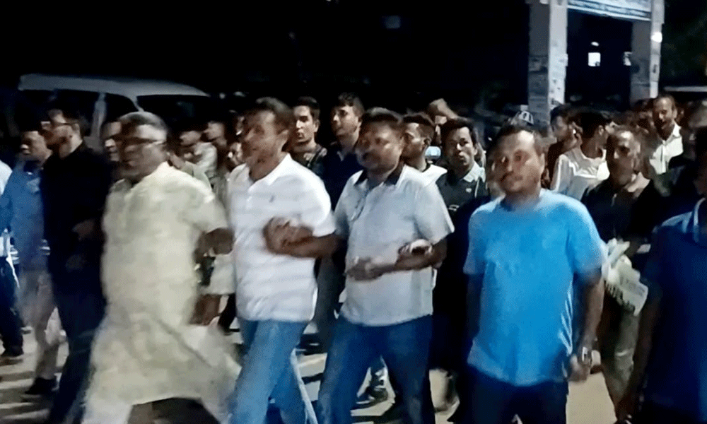 ঝালকাঠিতে যুবদল নেতা ওপর হামলার প্রতিবাদে বিক্ষোভ