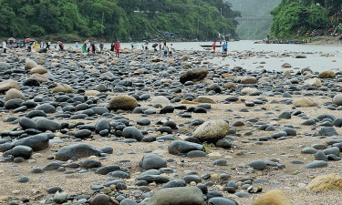 পাথরখেকোদের থাবা এবার জাফলংয়ে
