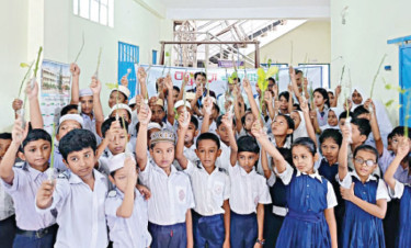 কুমিল্লায় শিক্ষার্থীদের গাছের চারা উপহার