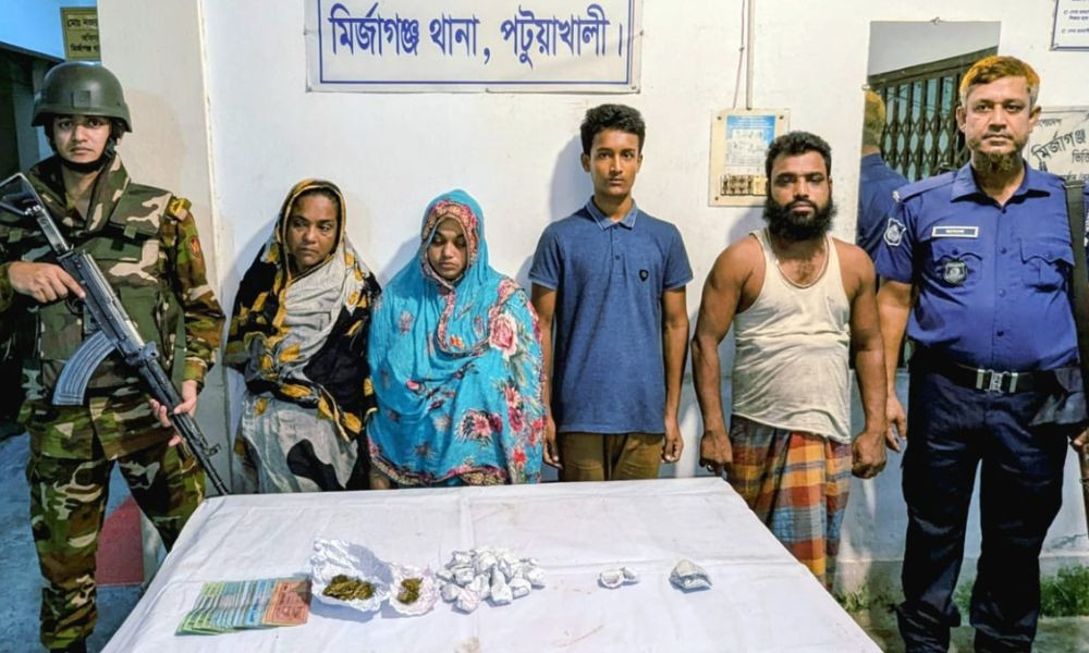 মির্জাগঞ্জে পৃথক অভিযানে চোরাই মালপত্রসহ ৪ মাদক ব্যবসায়ী গ্রেপ্তার