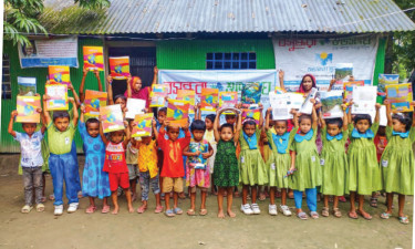 তারাকান্দায় শিক্ষার্থীদের শিক্ষা উপকরণ উপহার