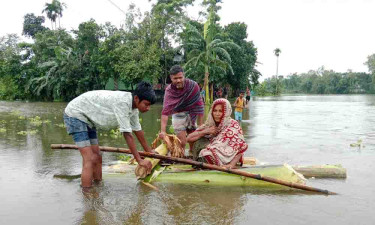 হাতীবান্ধায় পানিতে তলিয়ে গেছে রাস্তা, কলার ভেলা একমাত্র ভরসা