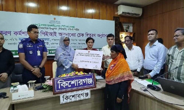 কিশোরগঞ্জের হাওরে ১ হাজার ১৭১ প্রতিবন্ধী ও নারী পেলেন অনুদানের চেক