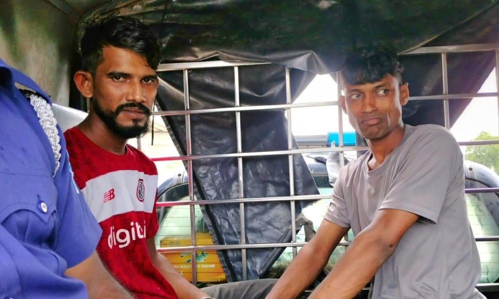 চলন্ত বাসে কুবি শিক্ষার্থীকে হাত-পা বেঁধে ধর্ষণচেষ্টা, গ্রেপ্তার ২