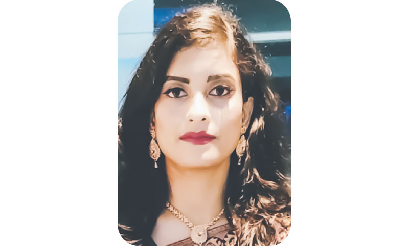 Ayol sifatida kiyinish va tasma bilan jinsiy aloqa qilish