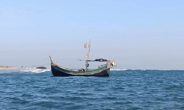 আরাকান আর্মির ধাওয়ায় ট্রলারডুবি, সাঁতরে তীরে ওঠেন ৭ জেলে