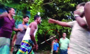 ফরিদগঞ্জে পুলিশের সামনেই ভুক্তভোগীদেরকে অস্ত্র নিয়ে হামলা, আহত ৩