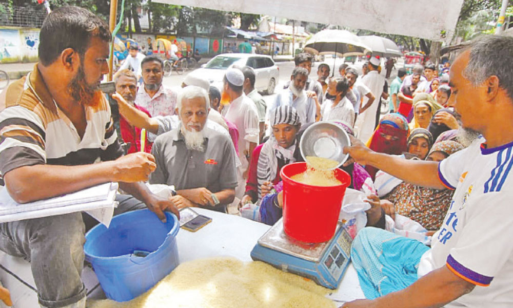 ওএমএসের ট্রাকের সামনে ক্রেতার ভিড়