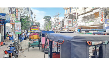 মূল সড়কে যানবাহনের স্থায়ী স্ট্যান্ড, যানজট