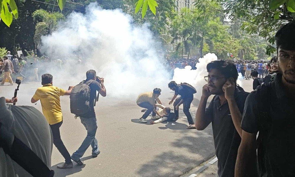 যমুনা অভিমুখে বুয়েট শিক্ষার্থীরা, পুলিশের টিয়ারশেল-জলকামানে ছত্রভঙ্গ