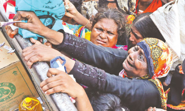 কম দামে পণ্য কিনতে টিসিবির ট্রাকের সামনে হুড়াহুড়ি